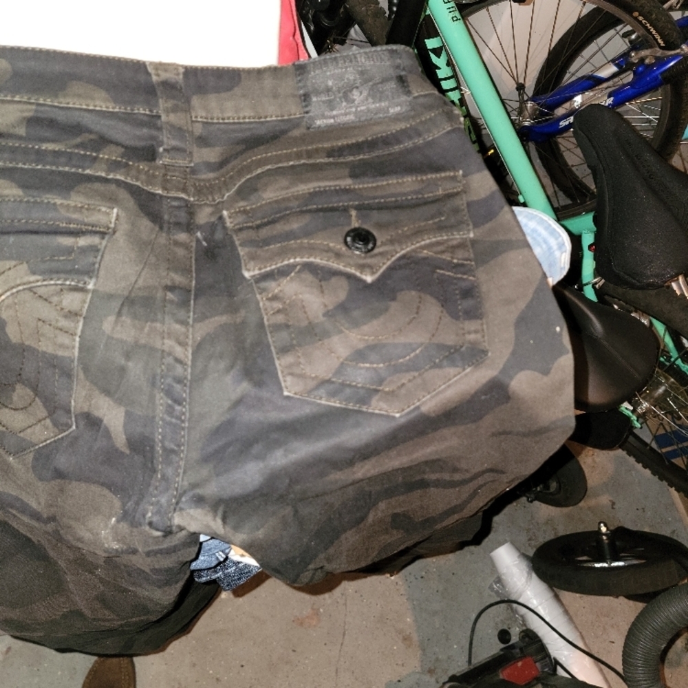 True Religion Size 28 Camouflage Cargo Shorts